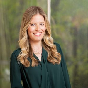 Melissa Bronstein, LICSW, is a licensed clinical social worker specializing in anxiety and chronic health support for high-achieving young professionals.