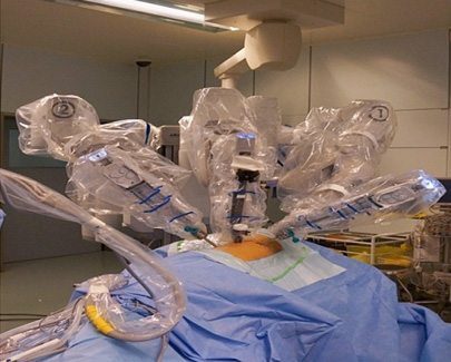 da Vinci system performing surgery