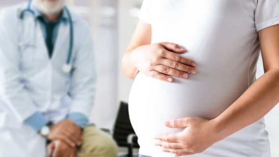 Pregnant woman at the doctor